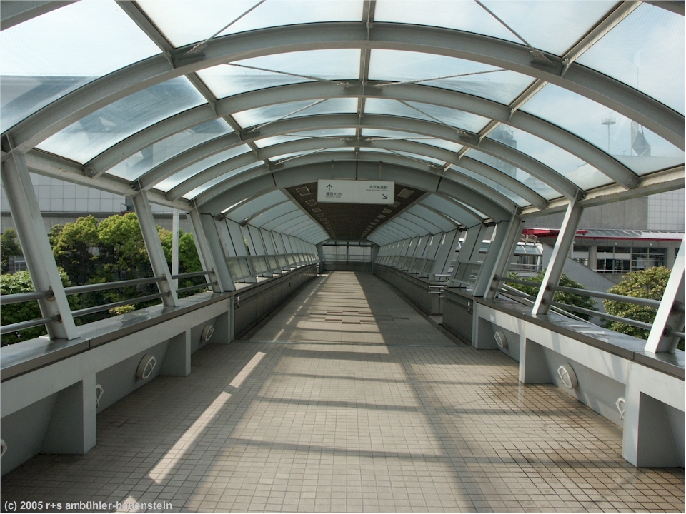 [ chiba: gedeckte passarelle zwischen hotel und konferenz-zentrum ]