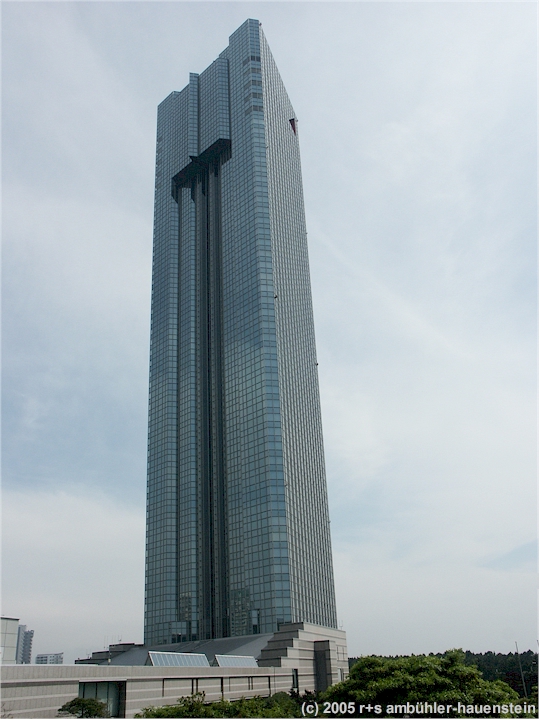 [ chiba: makuhari prince hotel mit aussenliegenden aufzgen zu den restaurants in den obersten stockwerken ]