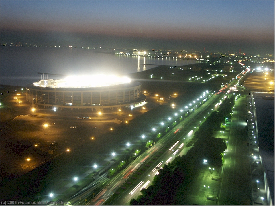 [ chiba: blick aus meinen hotelzimmer auf das baseball stadion im vordergrund und die bucht von tokyo im hintergrund bei nacht ]