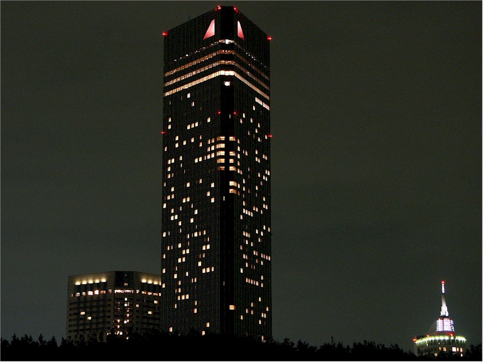 [ chiba: blick vom strand auf das makuhari prince hotel bei nacht ]