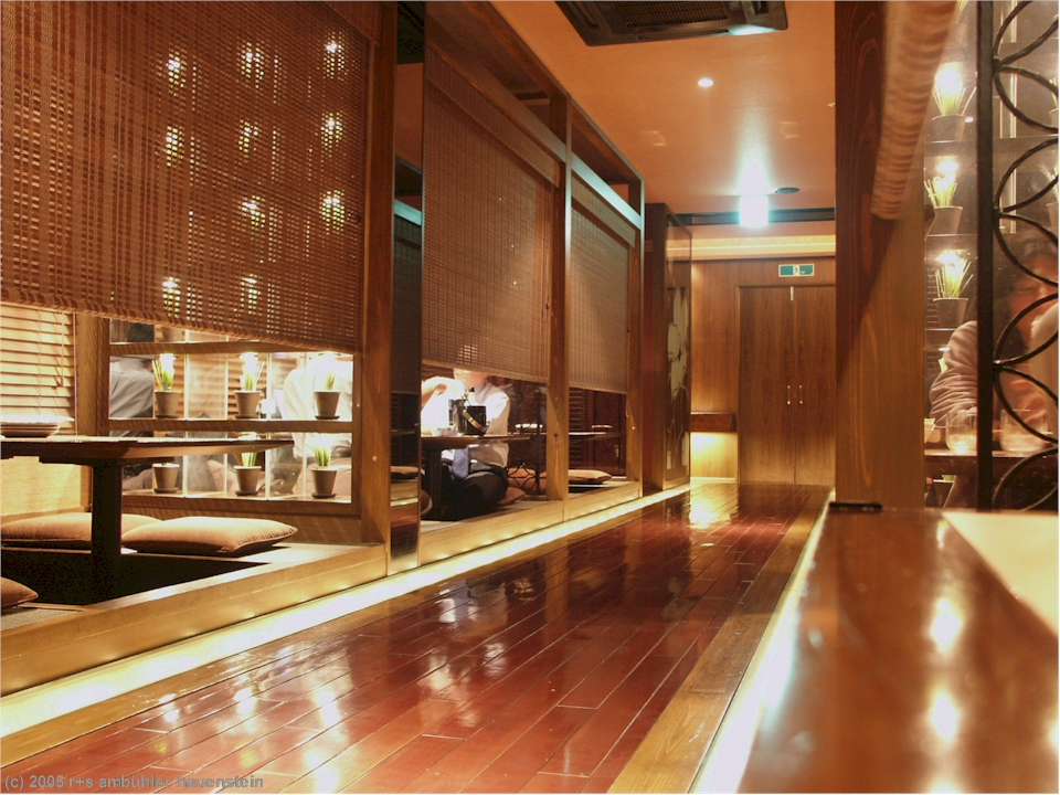 [ tokyo: innenansicht eines traditionellen japanischen restaurant in akihabara ]