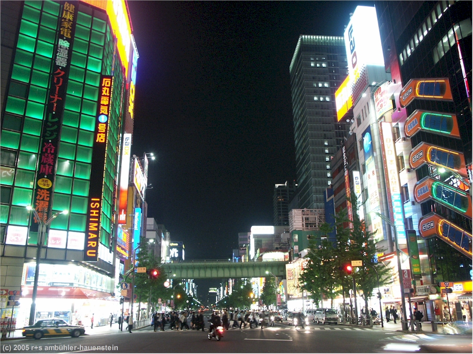 [ tokyo: hauptstrasse chuo dori in akihabara bei nacht ]