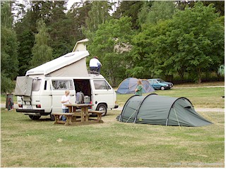 [ unser VW bus und unser kleines zelt auf dem campingplatz rastila in helsinki ]