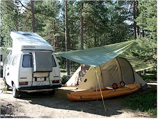 [ unser VW bus, unser zelt und unser boot auf dem camping ukonjrvi ]
