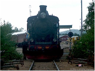 [ zug mit dampflokomotive auf dem stillgelegten gleis ]