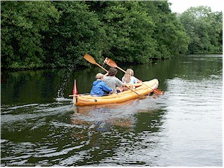 mathias, daniel und katrin im paddelboot auf dem guden