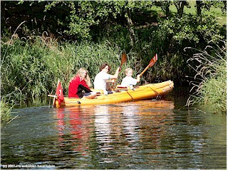 katrin, daniel und mathias im gummiboot auf der uggerby 