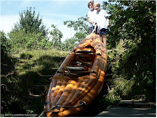 daniel und mathias ziehen das gummiboot ber die portage