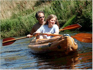 katrin und reto im gummiboot auf der uggerby 