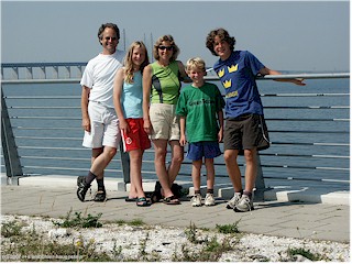 familie ambhler auf der aussichtsplattform vor der resund-brcke