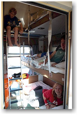 mathias, daniel und katrin im schlafwagen-abteil im autozug helsinki - kolari