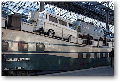 autozug mit unserem VW bus im hauptbahnhof helsinki