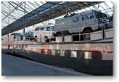 autozug mit unserem VW bus im hauptbahnhof helsinki