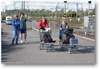 katrin und mathias schieben unsere gepckwagen zum zug im hauptbahnhof helsinki