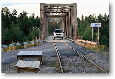 unser jogi auf der kombinierten strassen/eisenbahn-brcke ber den fluss pitelven