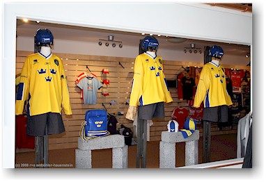 ausstellung hockey-nationaldress ("tre kronor") bei NeH in rebro, S