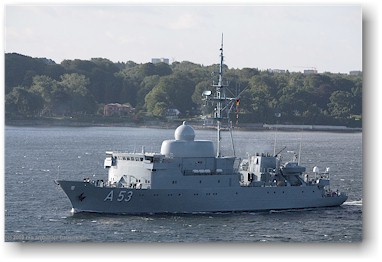 deutsches kriegsschiff im berseehafen kiel, D