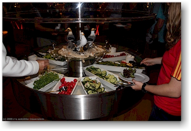 vielflltiges salatbuffet an bord der fhre