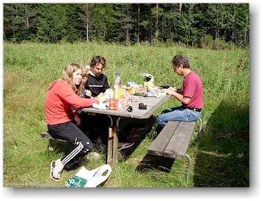 katrin, mathias, daniel und reto beim mittagsrast