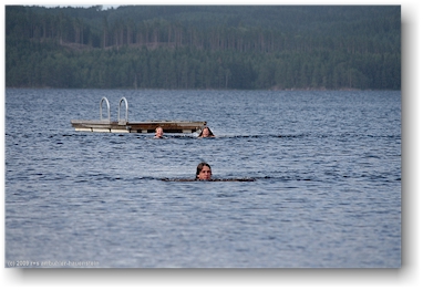 daniel, katrin und mathias beim schwimmen im stora br bei grinsbyn