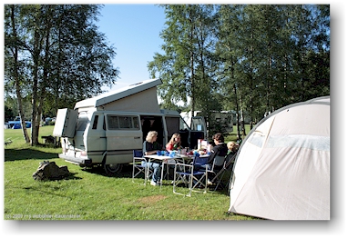 frhstck bei strahlend blauem himmel auf dem campingplatz bei grinsbyn, S