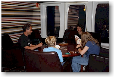 reto, mathias, daniel und katrin beim jassen an bord der fhre