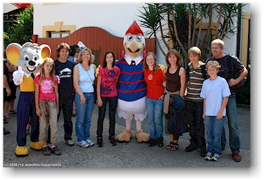 geburtstagskind mit familie, gtti-familie und europa park-figuren