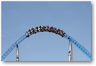 die achterbahn "blue fire" macht einen looping seitwrts