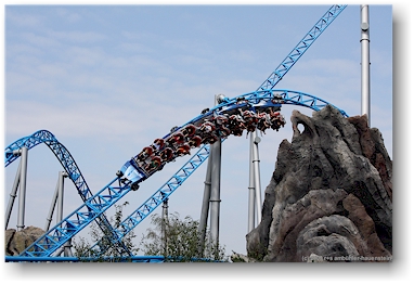 die achterbahn "blue fire" macht eine rolle seitwrts