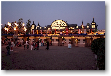 eingang zum europa park in rust, D bei nacht