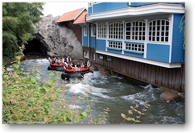 river rafting im runden gummiboot - im vergleich zu anderen bahnen schon fast gemchlich