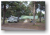 unser VW bus und unser zelt auf dem campingplatz in femundtunet