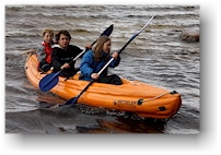 unsere kinder im gummiboot auf dem femund
