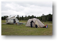 unser zelt und VW bus auf dem campingplatz in klaeppen, S