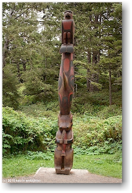totem pole bei der sdlichen wickaninnish bay im pacific rim national park auf vancouver island