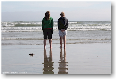 katrin und mathias stehen am wasser bei der nrdlichen wickaninnish bay im pacific rim national park auf vancouver island
