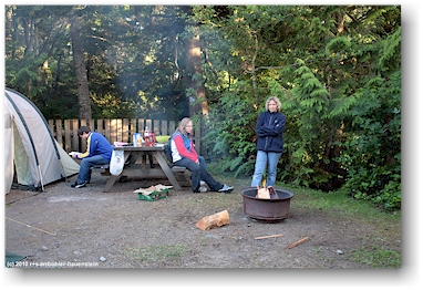 daniel liest, katrin und susanne warten auf die glut im grill auf dem campingplatz ucluelet