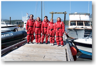 die ambis in warmen, wasserfesten anzgen - bereit fr's abenteuer whale watching im hafen von tofino auf vancouver island