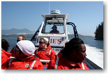 sarah in ihrem element am steuer des bootes im bedwell sound bei vancouver island