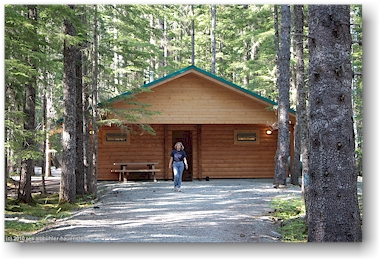 susanne vor dem neuen, modernen sanitrgebude auf dem whistler RV park and campground