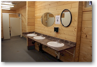 innenansicht des neuen, modernen sanitrgebudes auf dem whistler RV park and campground