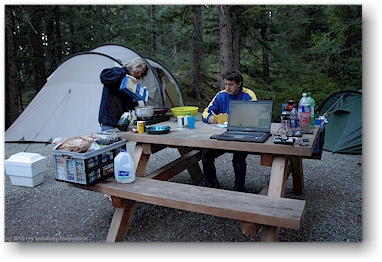 vorbereiten des nachtessens auf dem campingplatz whistler, CAN