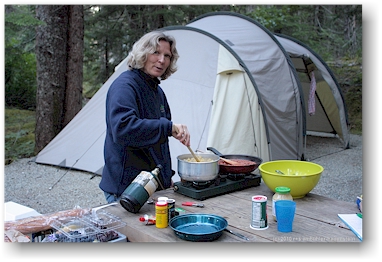 vorbereiten des nachtessens auf dem campingplatz whistler, CAN