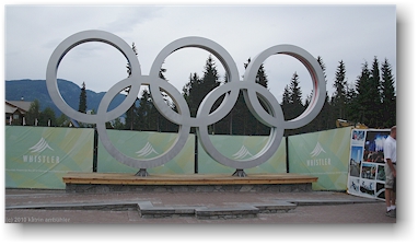 olympische ringe auf dem dorfplatz in whistler, CAN