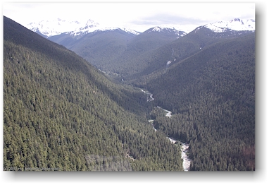 blick aus der peak2peak gondola richtung berge