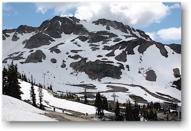 blick von der roundhouse lodge auf den whistler mountain