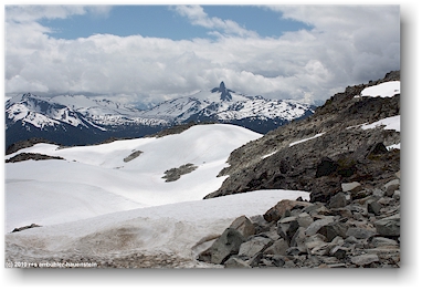 markante felsspitze der coast mountains, gesehen vom whistler mountain