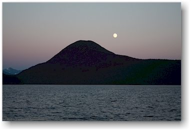 vollmond ber dem bowron lake