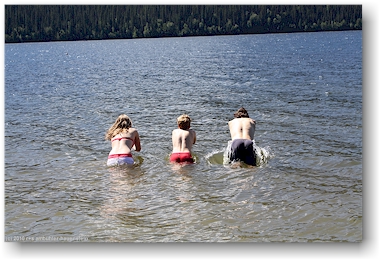 katrin, mathias und daniel baden im bowron lake, CAN