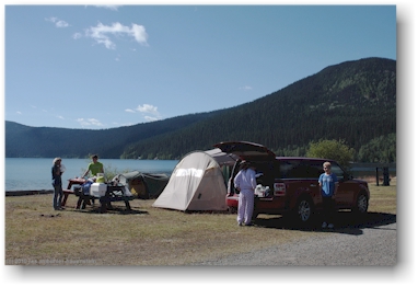 die ambis sind eben aufgestanden - campingplatz am bowron lake, CAN